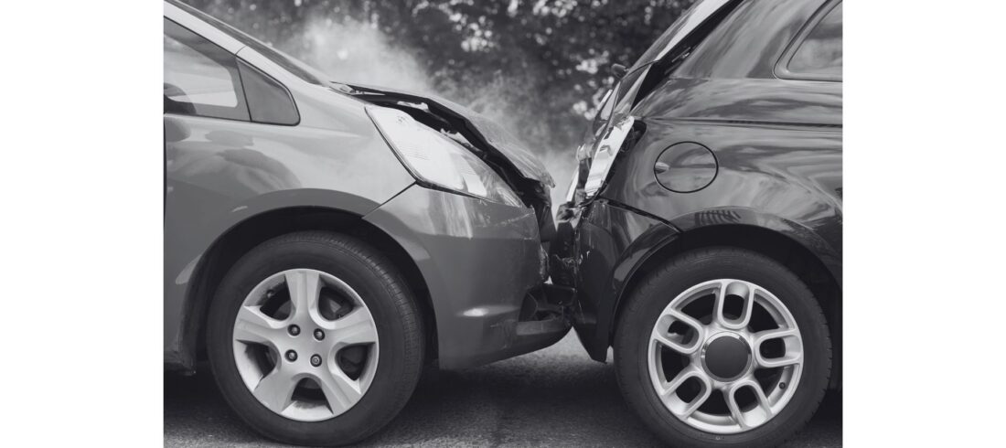 ein Auto welches einem anderen auffährt - Auffahrunfall